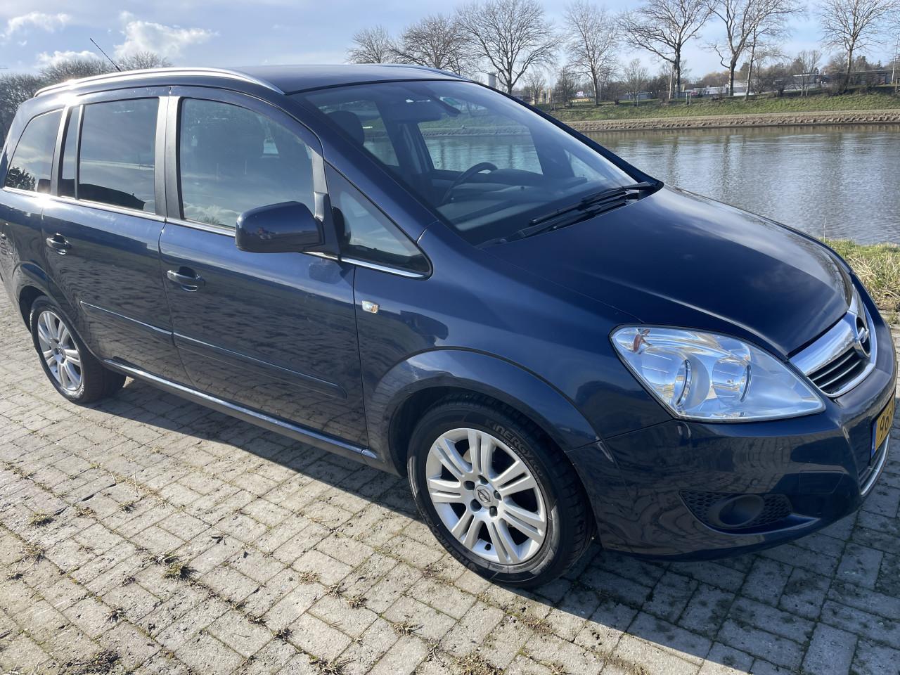 Opel zafira 1.6 cosmo 7 zits
