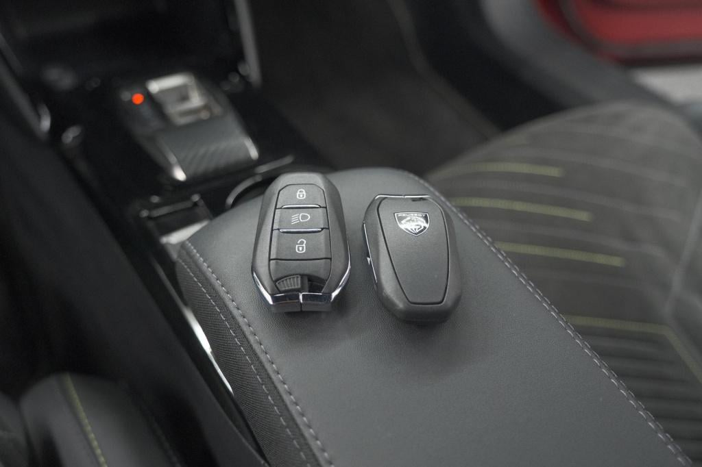 Peugeot 2008 puretech 130 eat8 gt | 360 camera | stoelmassage | adaptieve c