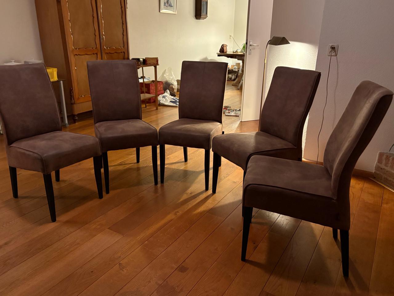 Eethoek (houten ronde tafel en 5 stoelen)