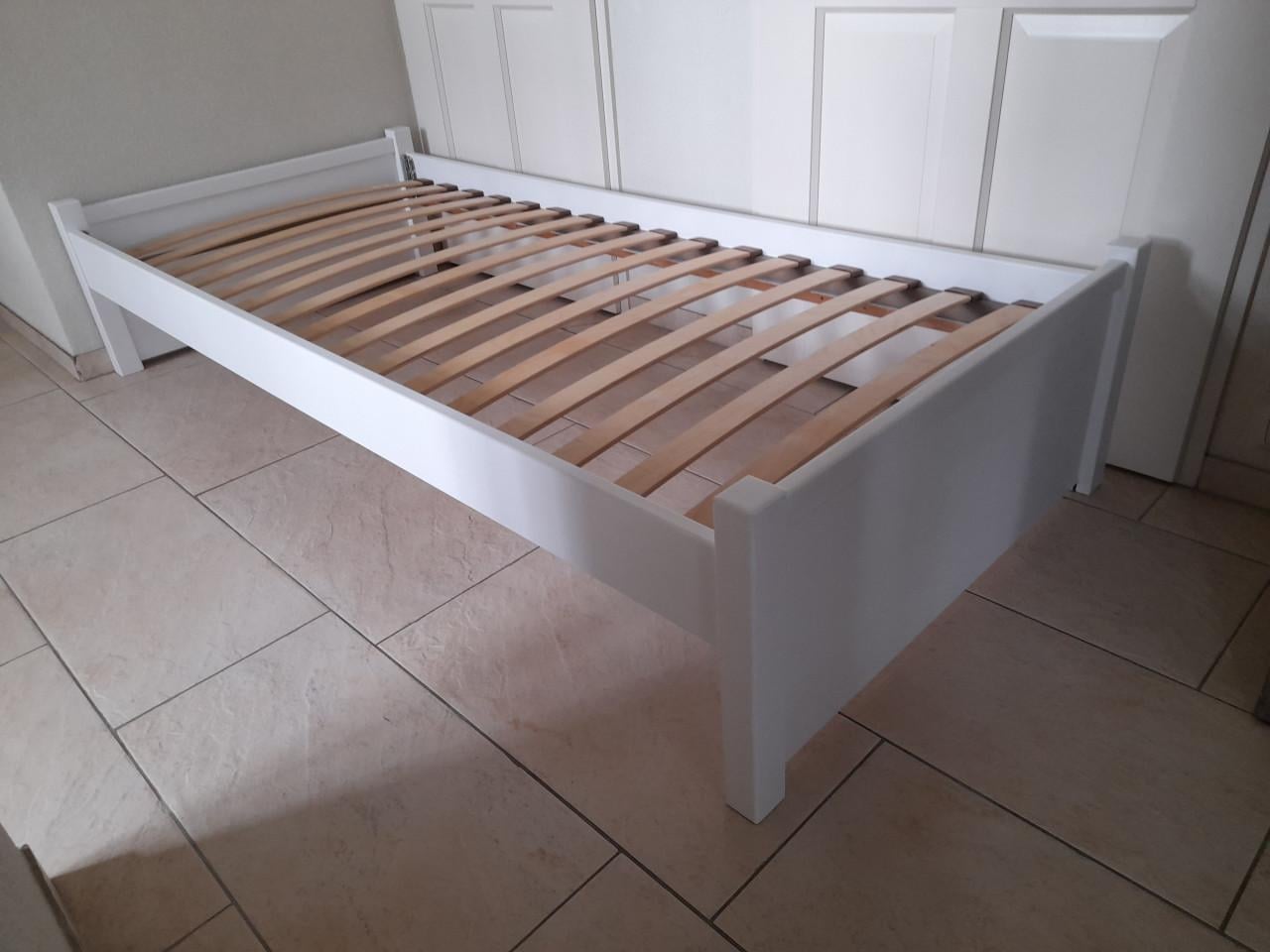 Wit houten  bed 90 x200  (in goede staat )