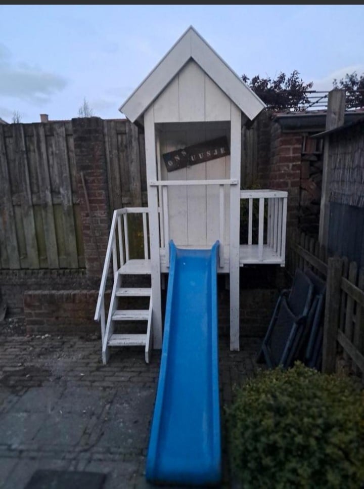 Speelhuisje met glijbaan