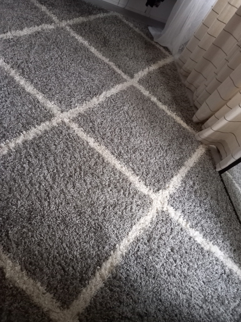 Hoogpolig vloerkleed. 3,30 x 2,35 m