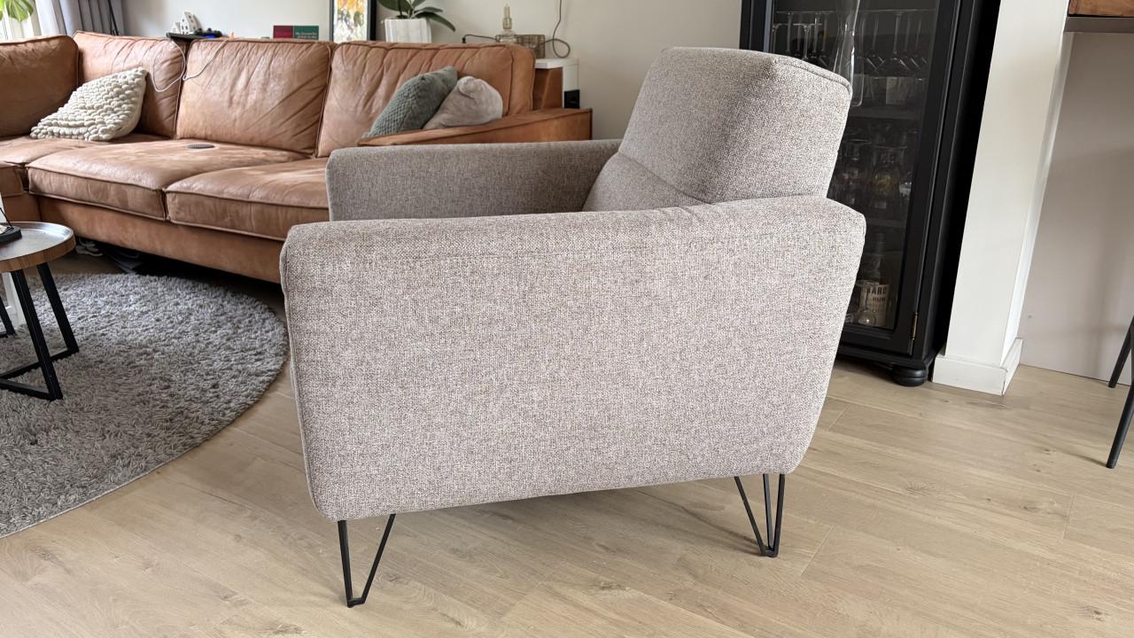 Fauteuil met poufe stof yield taupe