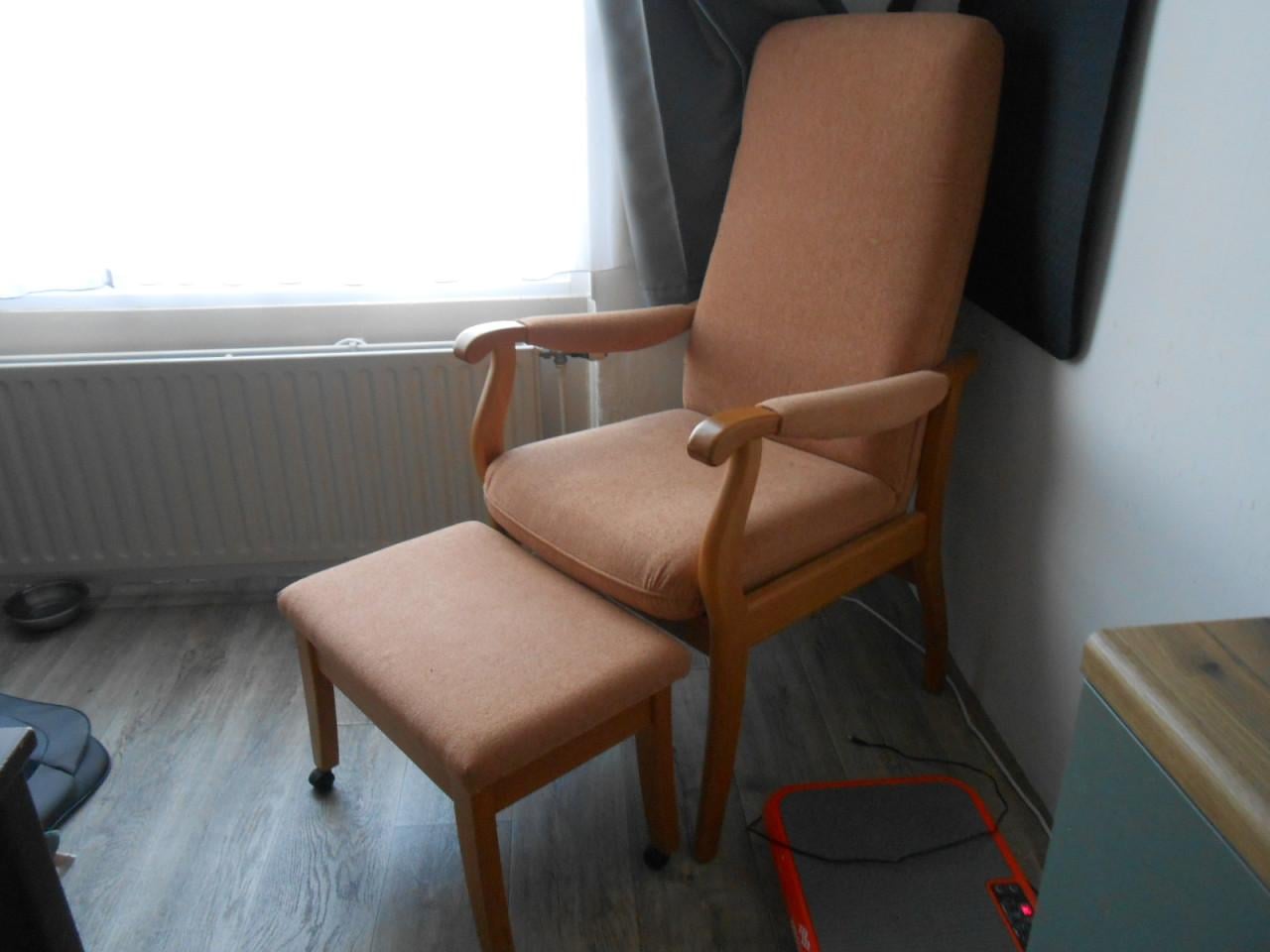 Fauteuil, grote stoel met voetenbank op wielen. Herenstoel