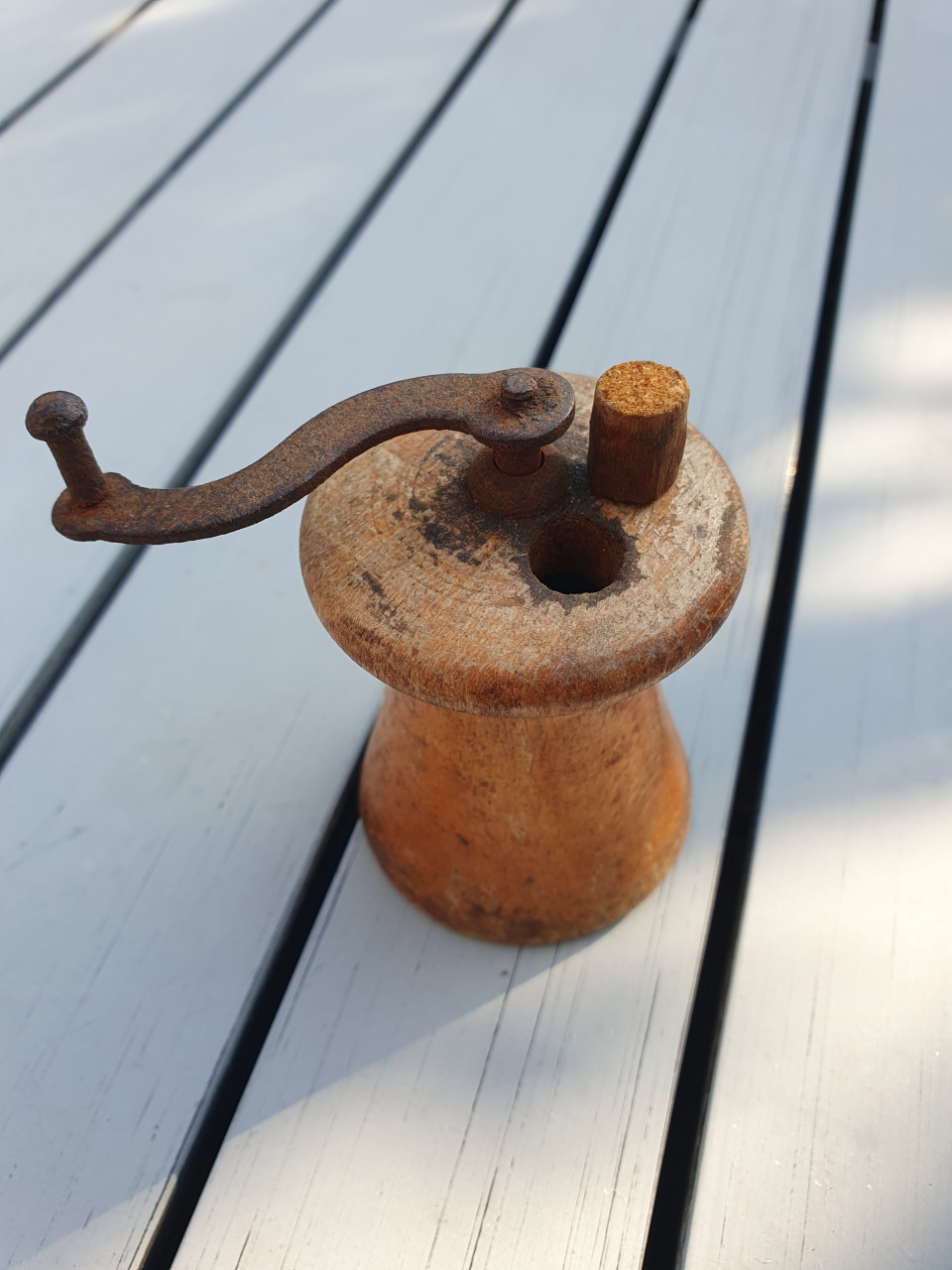 Leuke handmatige antieke kleine houten pepermolen....