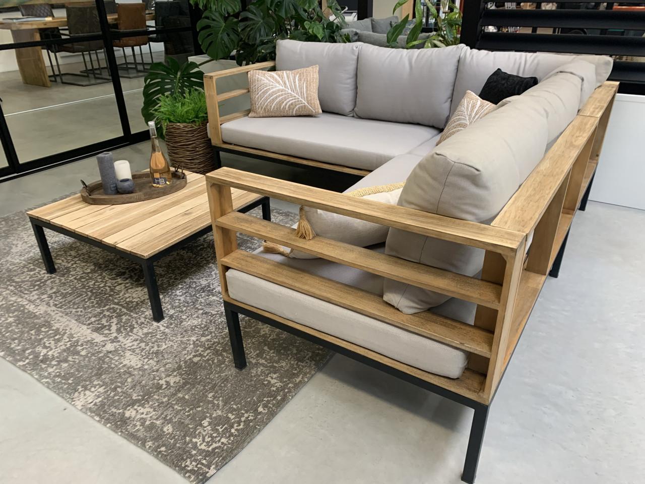 Hout met aluminium loungeset met kussens en tafel.