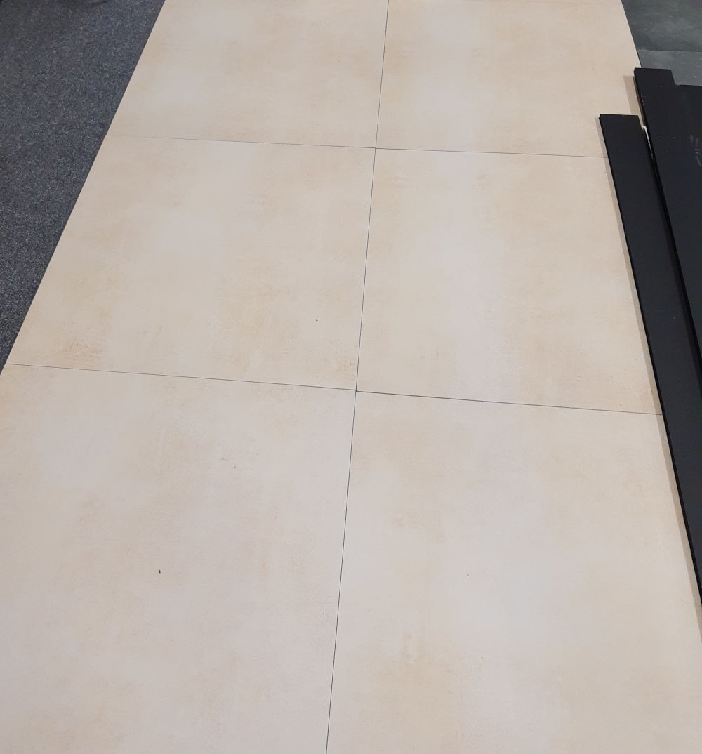 3030-85 ca 18 m² zandkleur/cream betonlook tegels 60x60 cm, per m²