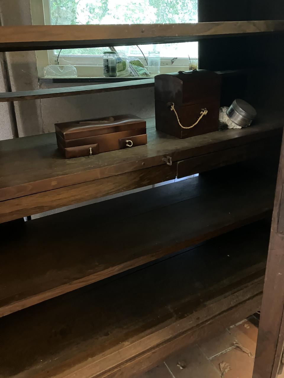 Erg mooie Drentse Eiken kast met noten/ pallisander fineer en mooi snijwerk