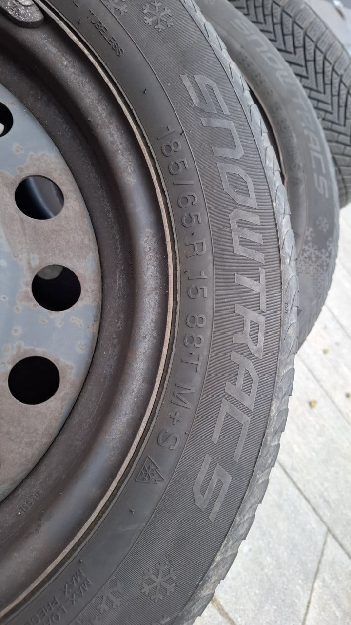4 Stalen velgen 185/65 R15 (+ winterbanden,weinig profiel)