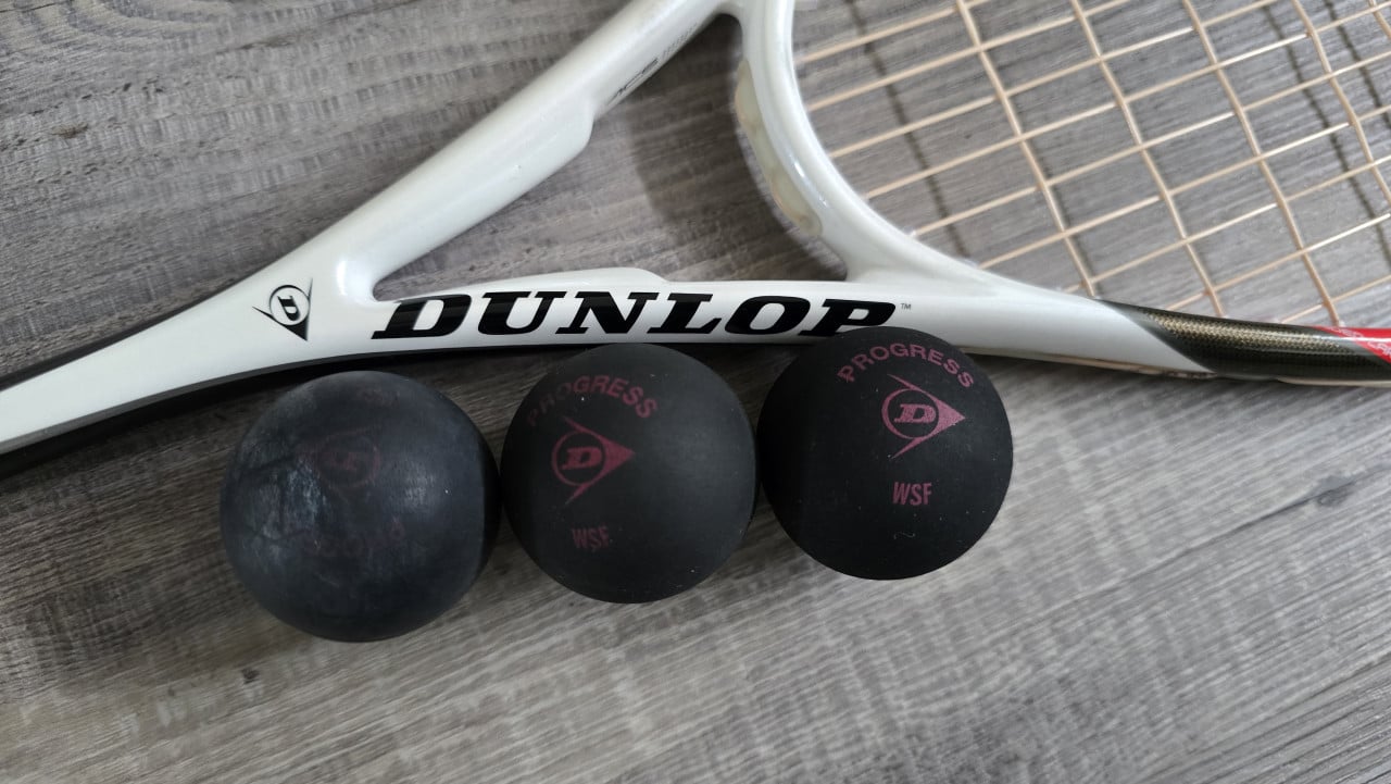 Dunlop Predator 50 Squashracket inclusief draaghoes