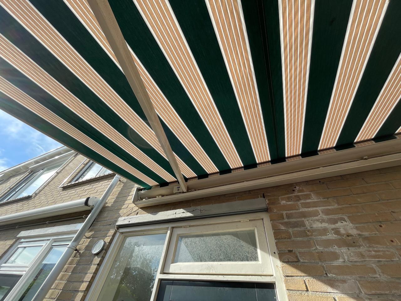 Zonnescherm elektrisch 550cm breed en 300cm uitval