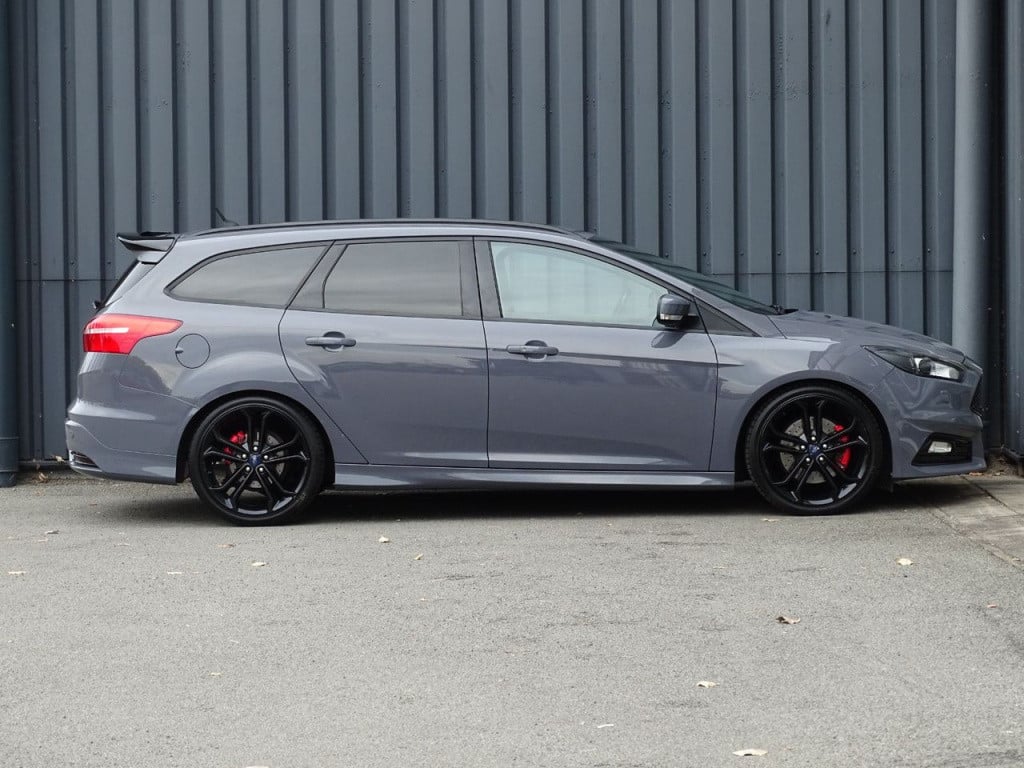 Ford Focus wagon 2.0 st-3 250pk | camera | recaro | 19"