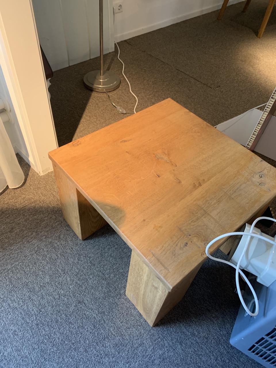 2 Houten bijzettafels