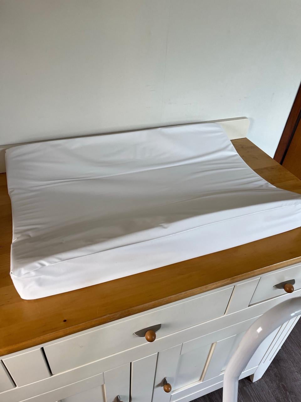 Baby badje op standaard met aankleedkussen