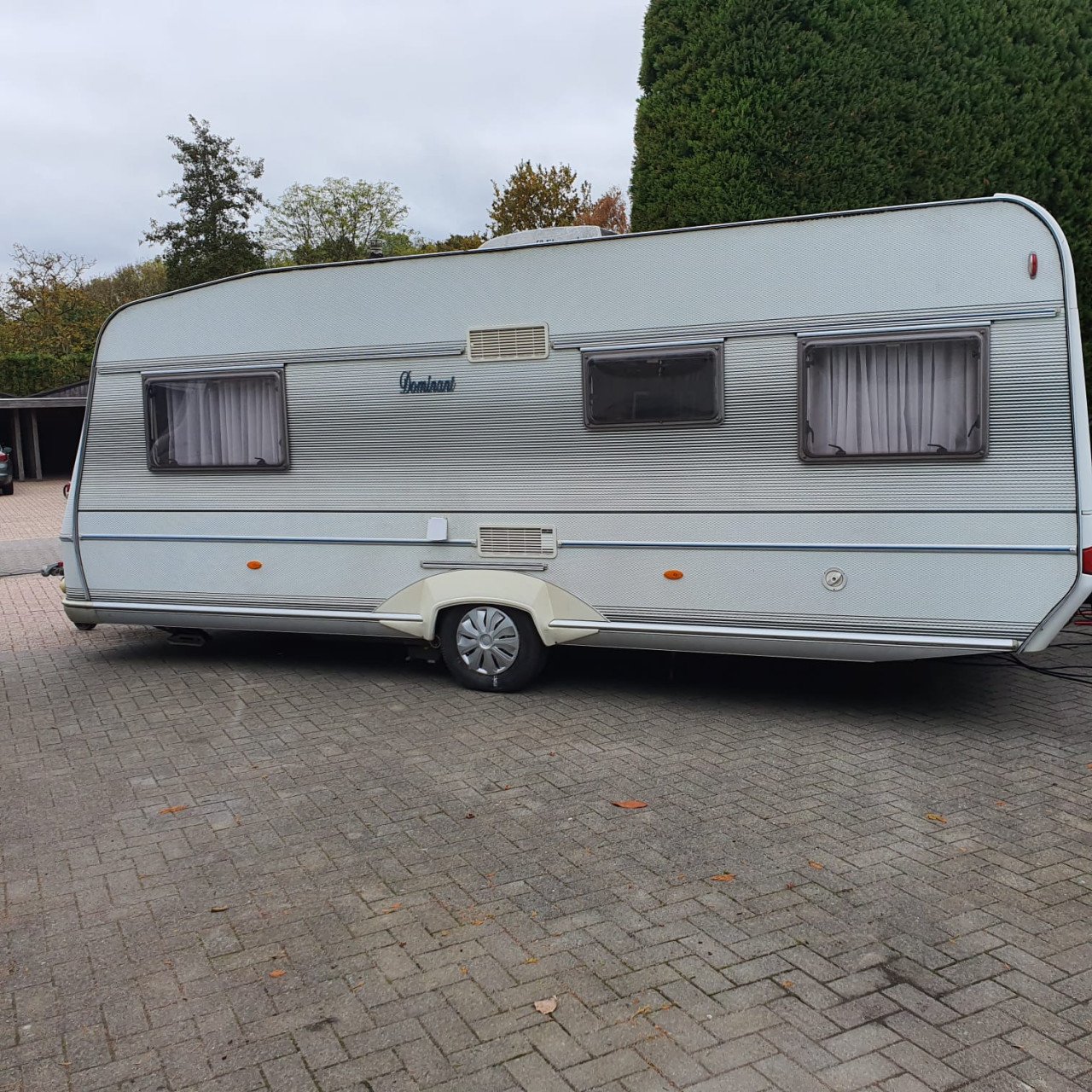 LMC 560 Dominant met voortent, mover en airco (lengtebedden)