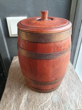 Mooie houten sigaren of tabakpot gekuipt met koperen banden...