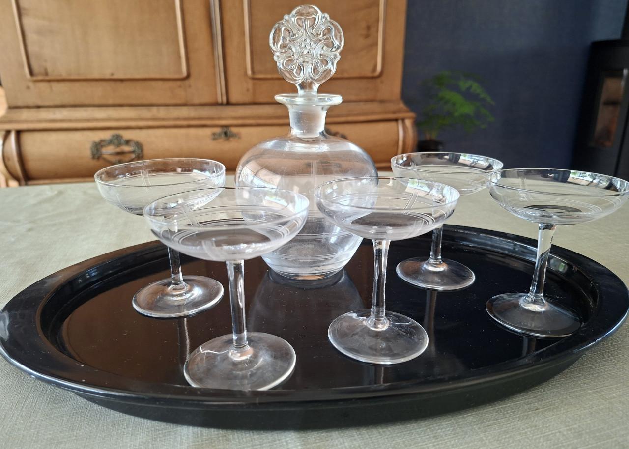 Likeurset met onderblad