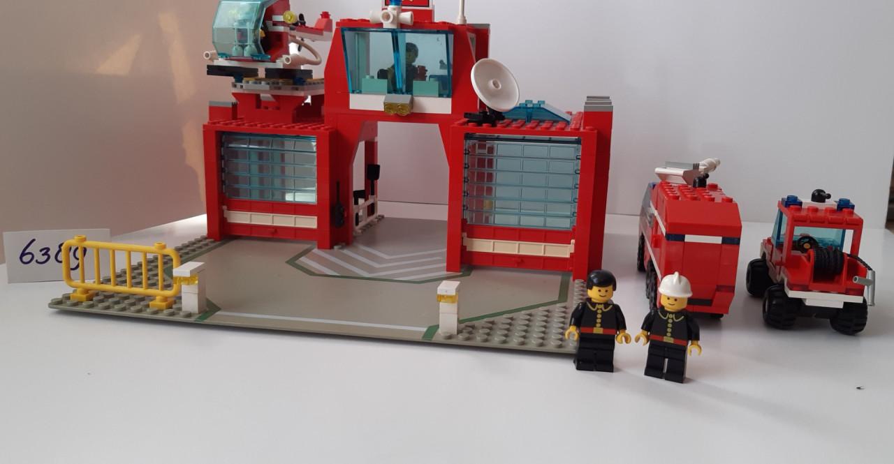 Lego Classic town 6389: brandweerkazerne + heli, spuitwagen, brandweerauto