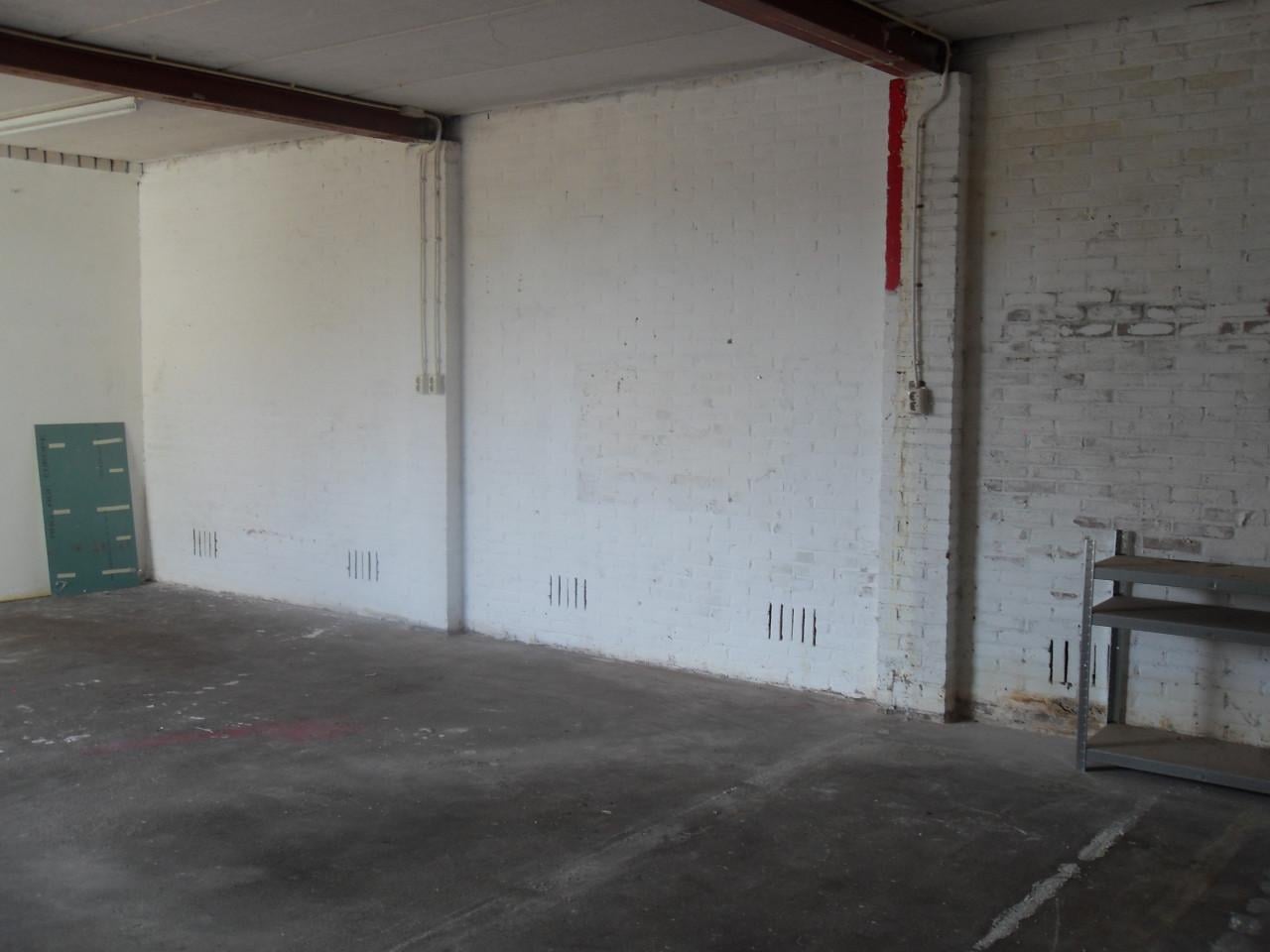 Driedubbele extra hoge garagebox te koop in Oost-Souburg