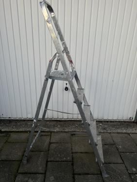 Huishoudtrap 5 treden Werkhoogte: 3,05 m Aantal sporten/treden: 5 Maximaa