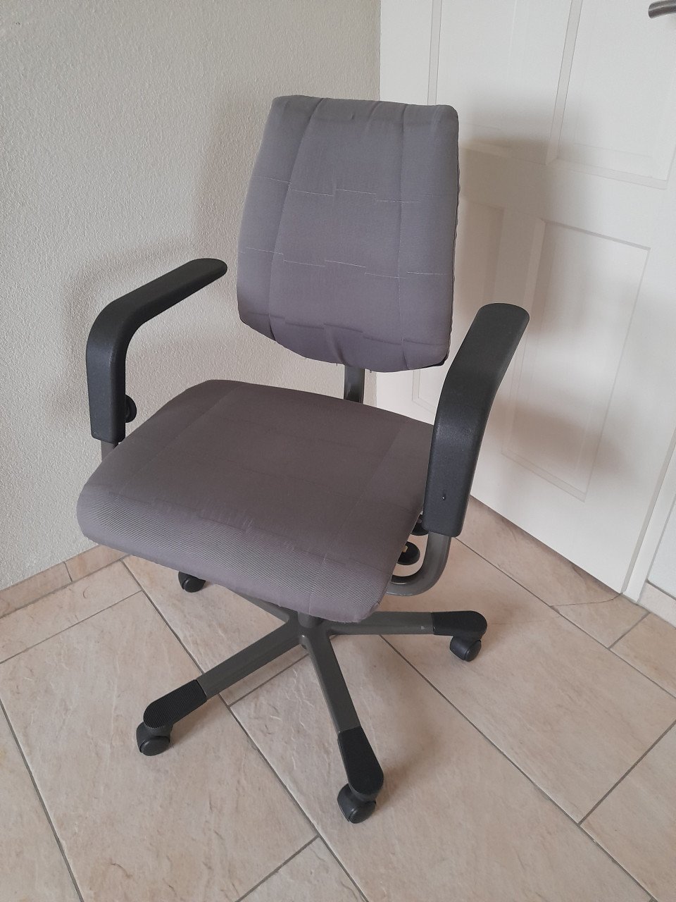 Stevige Bureau stoel  verstelbaar (in goede nette staat )