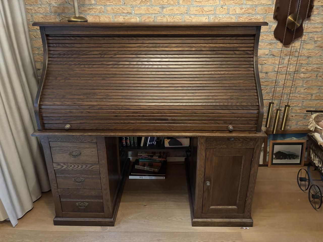 Antiek bureau met bijpassende stoel