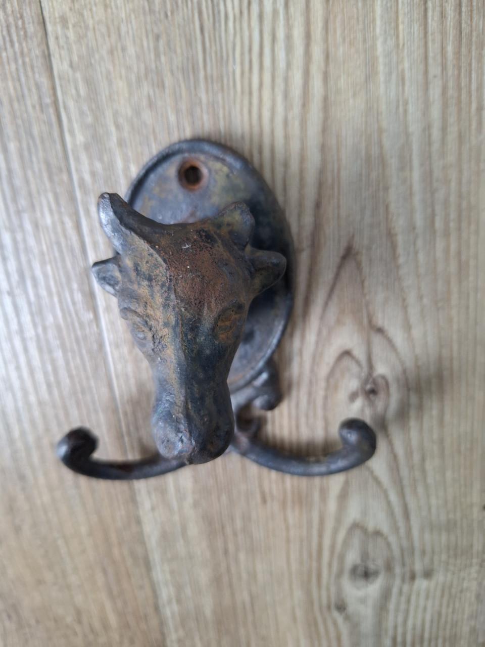 Gietijzeren koe met haakjes