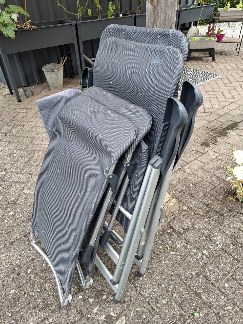 Twee Crespo tuinstoelen met voetenbank