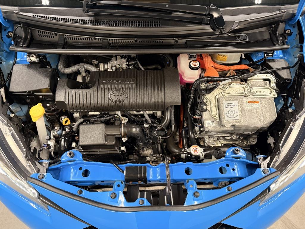 Toyota Yaris 1.5 hybrid skyblue edition