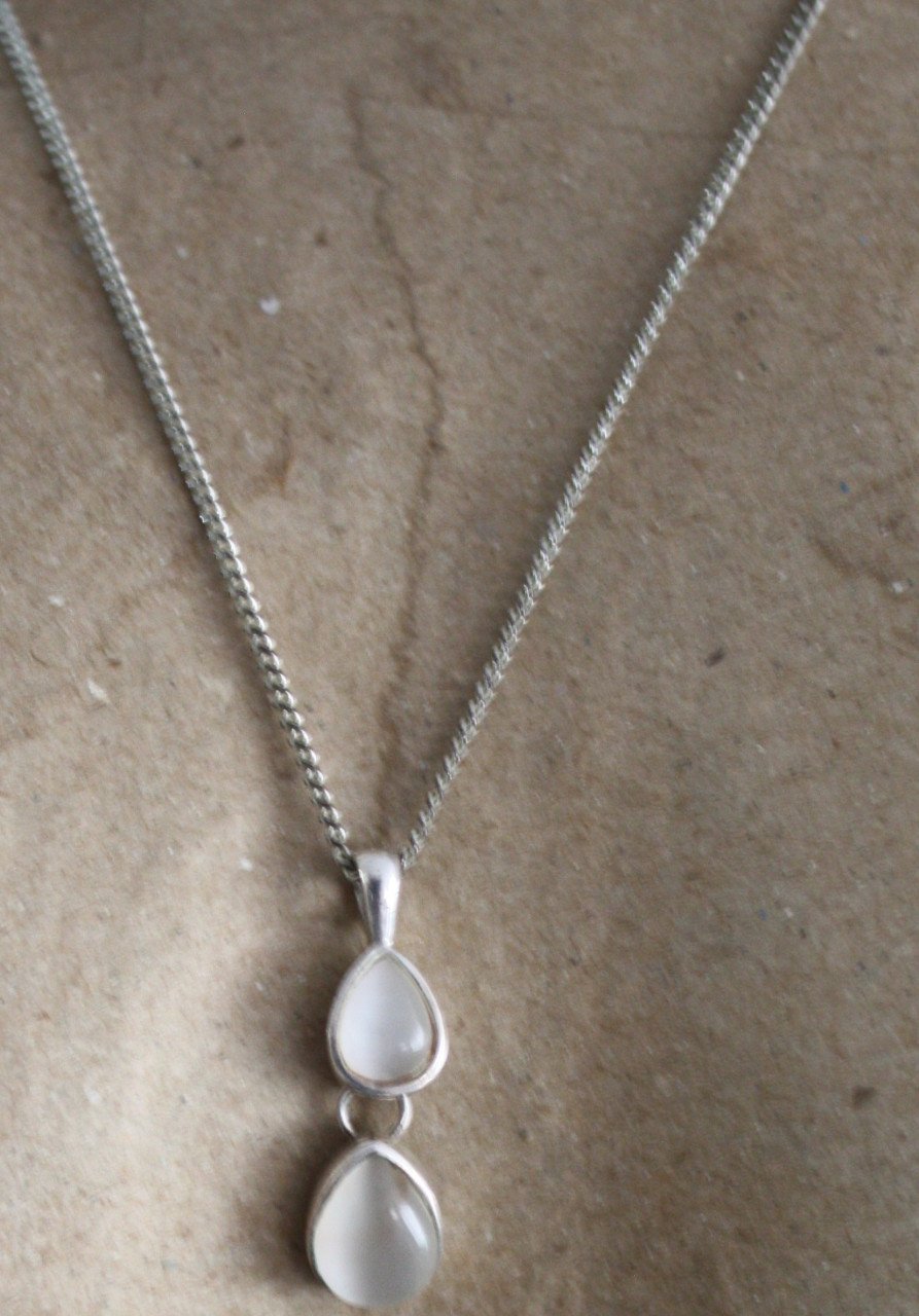 Zilverkleurige ketting met witte steen hanger