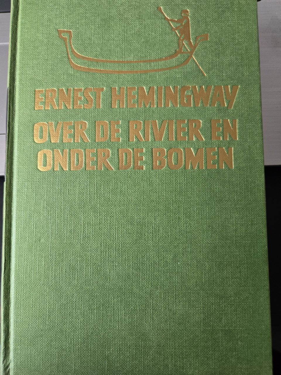 Boek: Over de rivier en onder de bomen Auteur: Hemingway, Ernest
