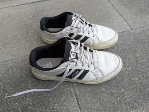 Te koop Adidas dames sportschoenen
