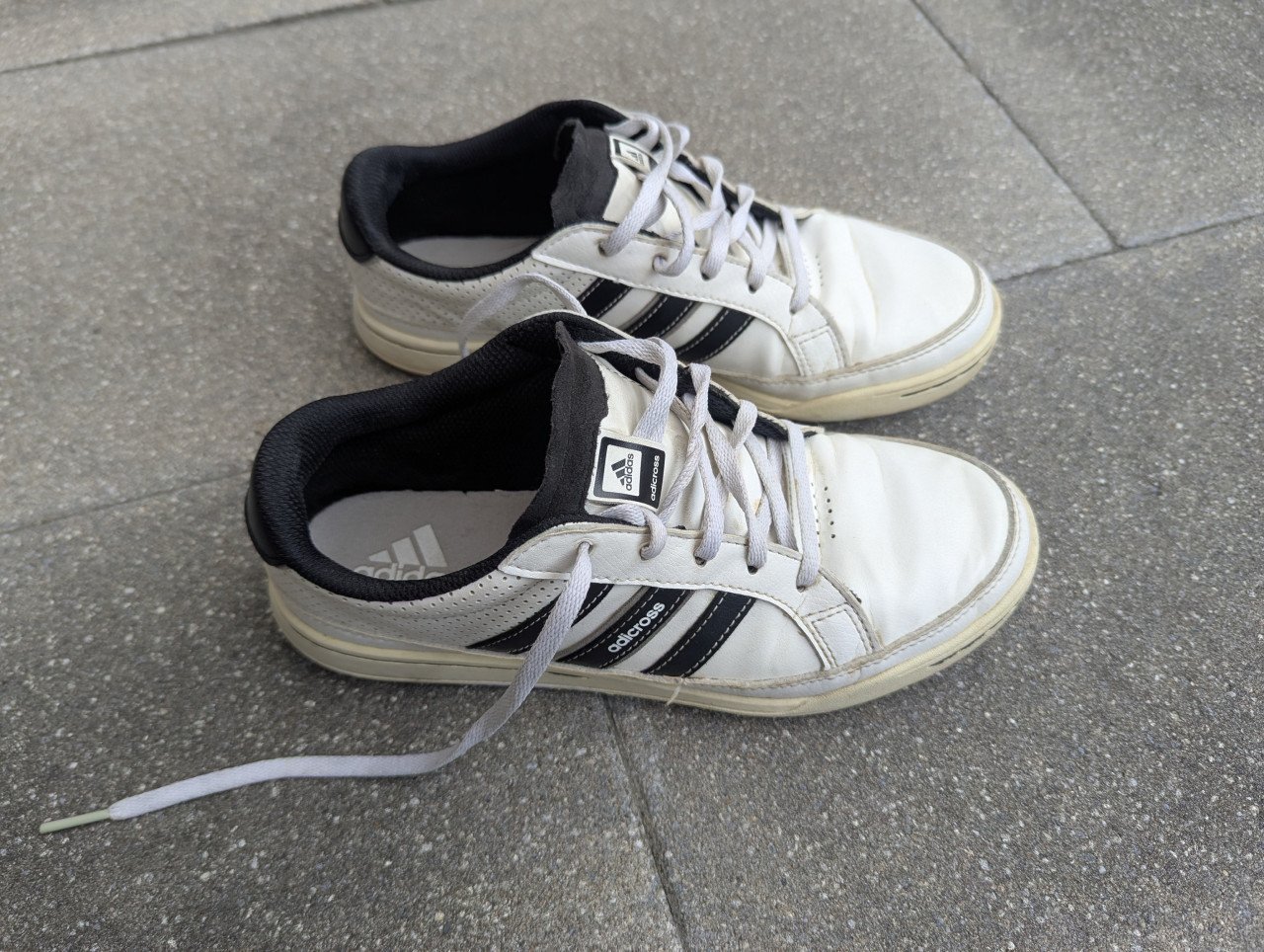 Te koop Adidas dames sportschoenen