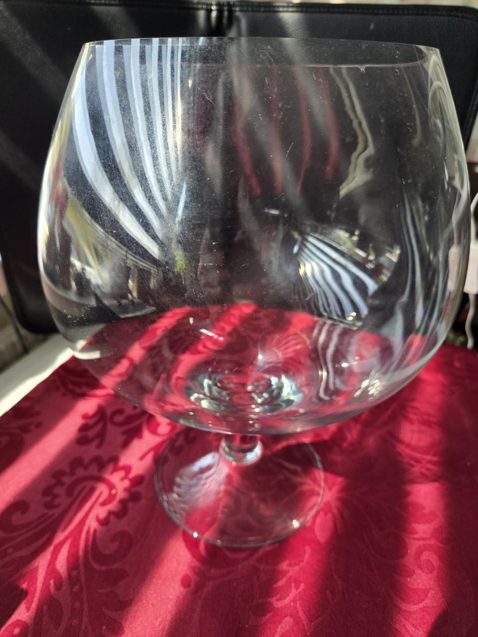 Groot cognacglas H 31cm Doorsnee 22 cm Klein chipje eraf bij voet.