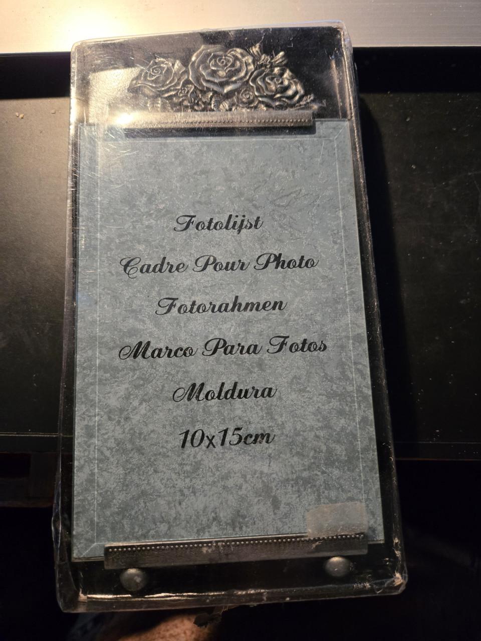 Brocante metalen fotolijst met roosjesdecoratie en facetgeslepen glas