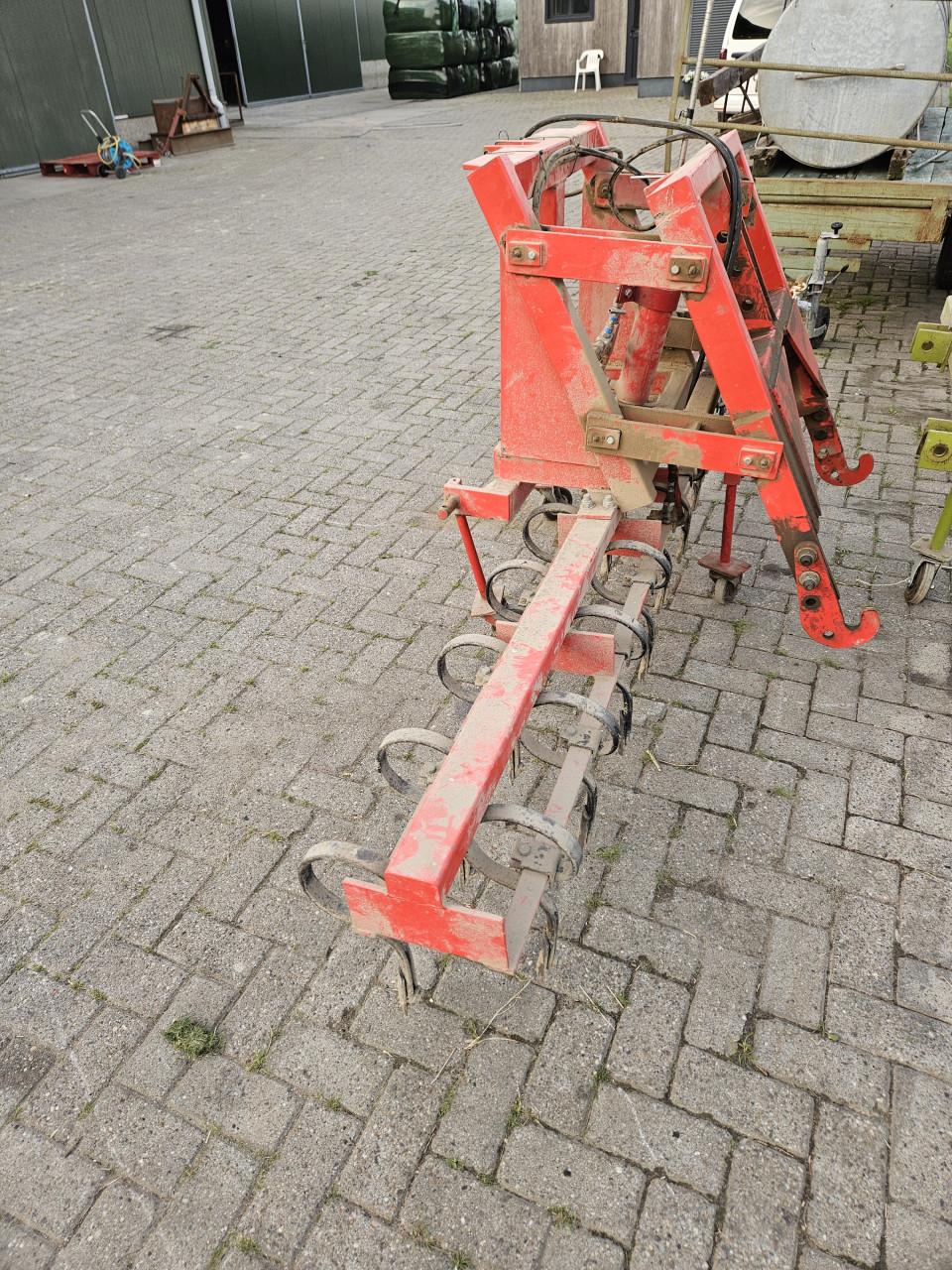 Triltand cultivator met hydraulische hef
