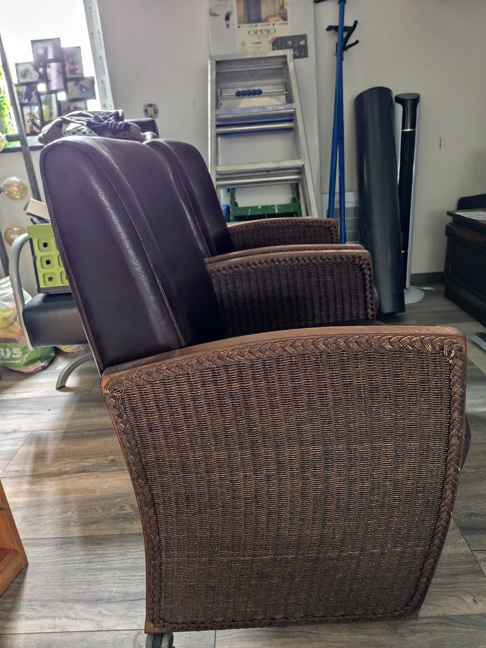 2 comfortabele eetkamerstoelen met rotan en kunstleer