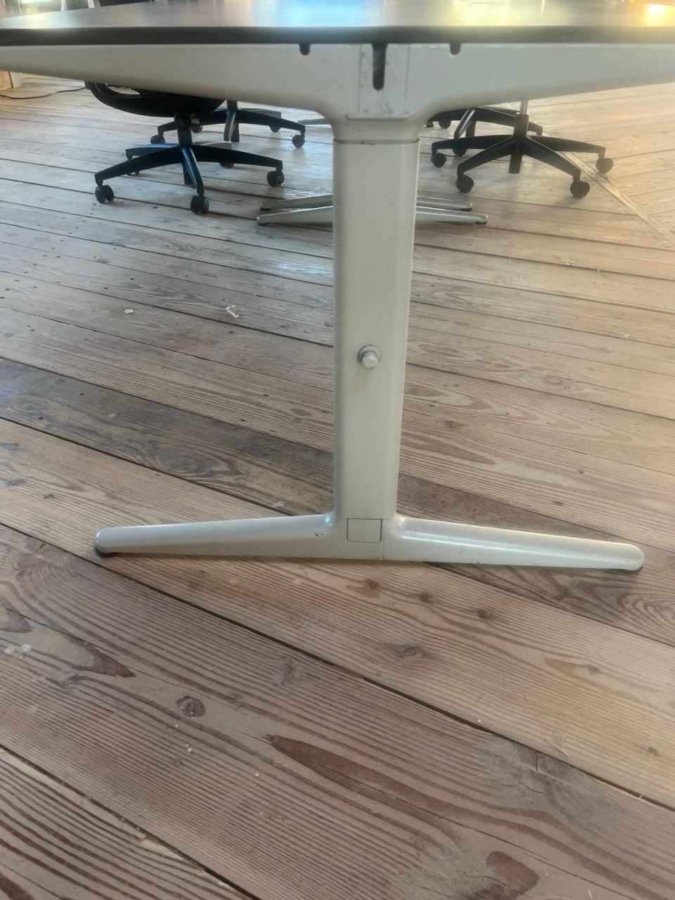 Partij bureaustoelen (Giroflex) en bureaus (Ahrend)