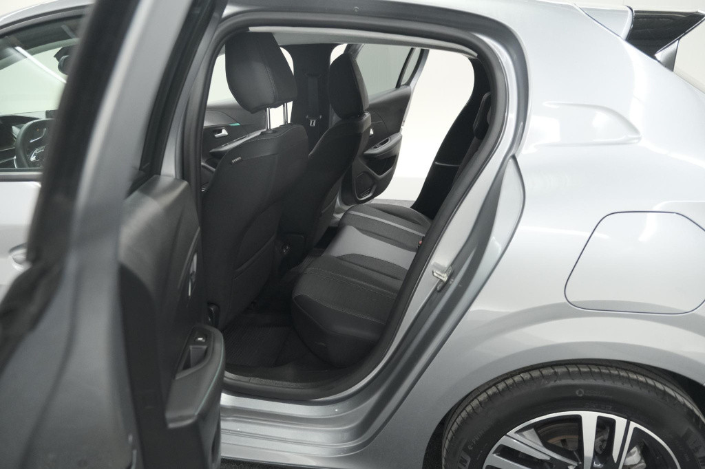Peugeot 208 puretech 100 eat8 allure pack | camera | apple carplay | parkee
