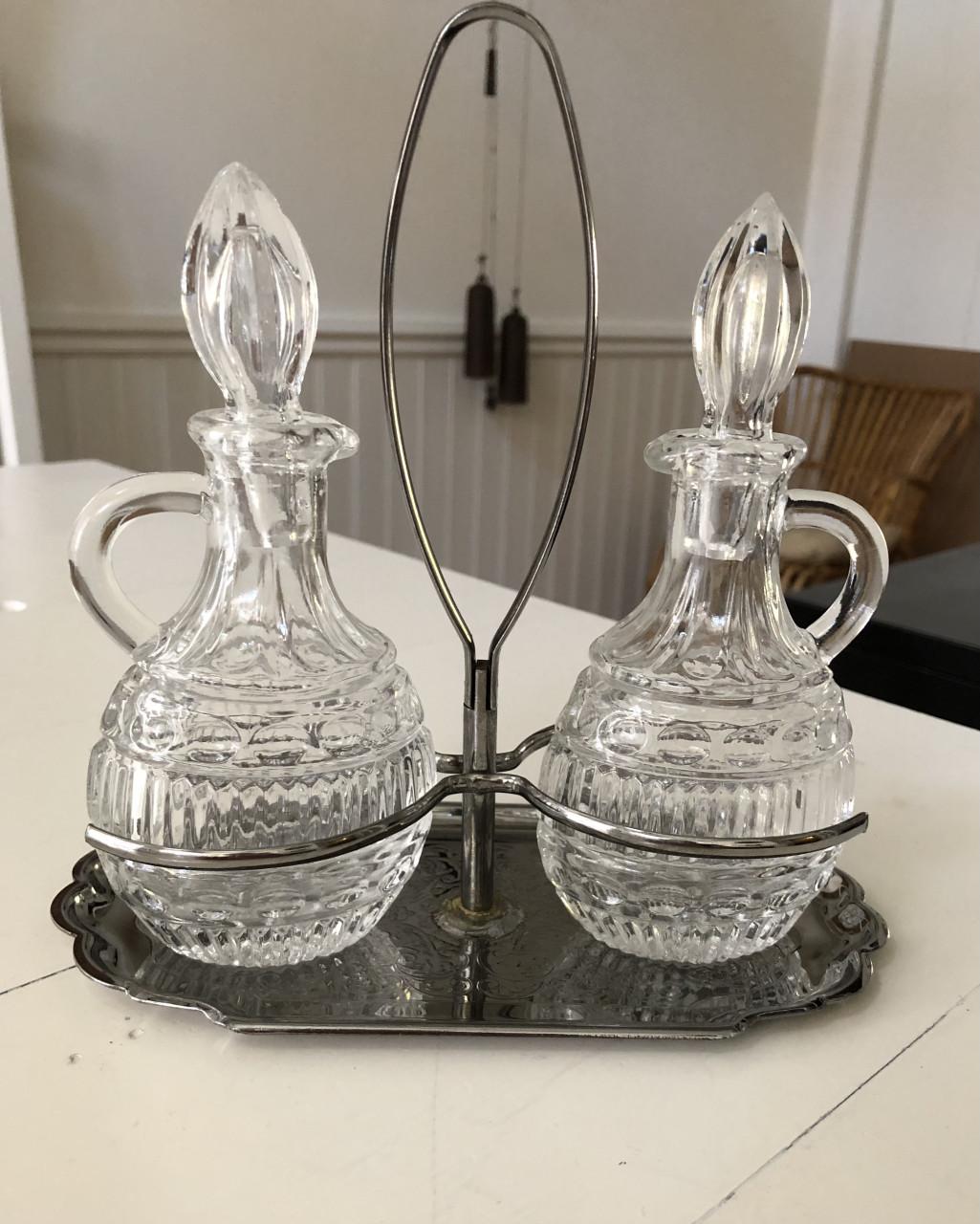 Mooi brocante olie / azijn stelletje in metalen houdertje