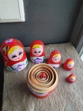 Mooi vintage 6 delig matroesjka's beeldjes set, met de hand geschilderd