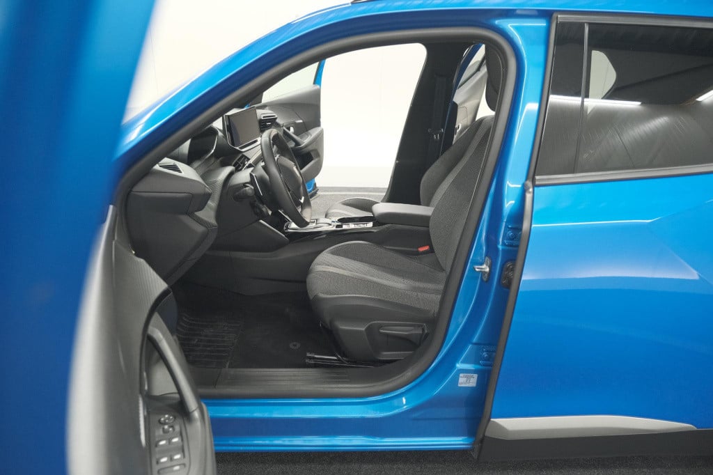 Peugeot 2008 puretech 130 eat8 blue lease allure | camera | navigatie | par