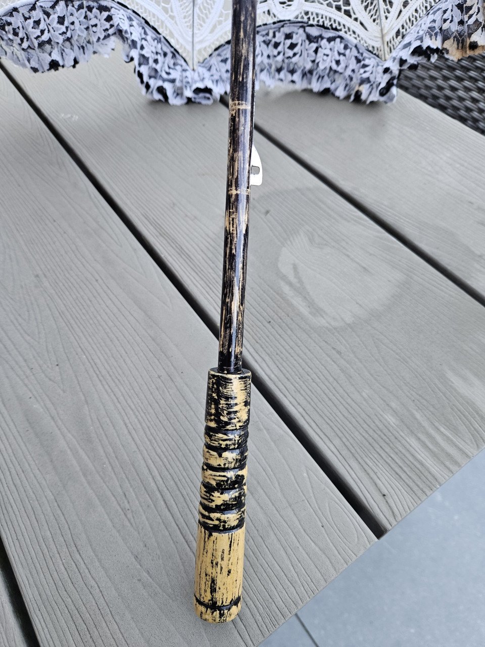 Prachtige vintage bruiloft kanten parasol met een mooie houten handvat...