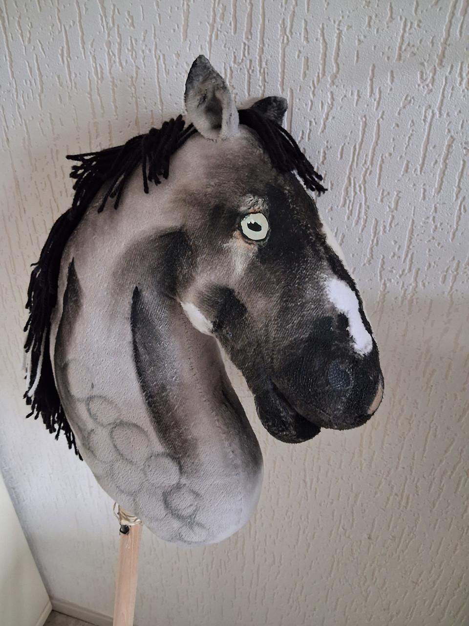 Hobby horse met spullen