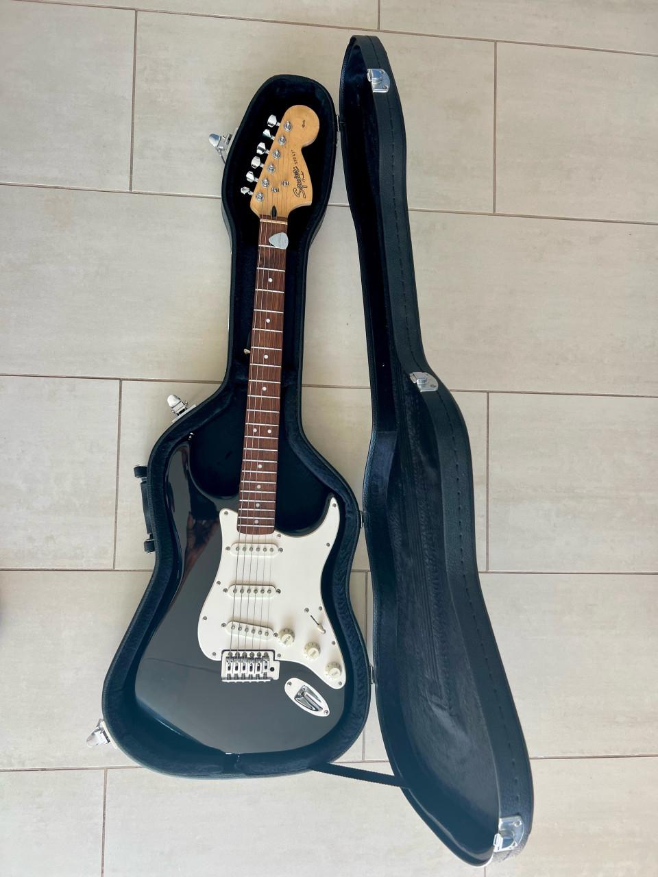 Te koop Fender Squier Stratocaster incl. koffer en standaard!!