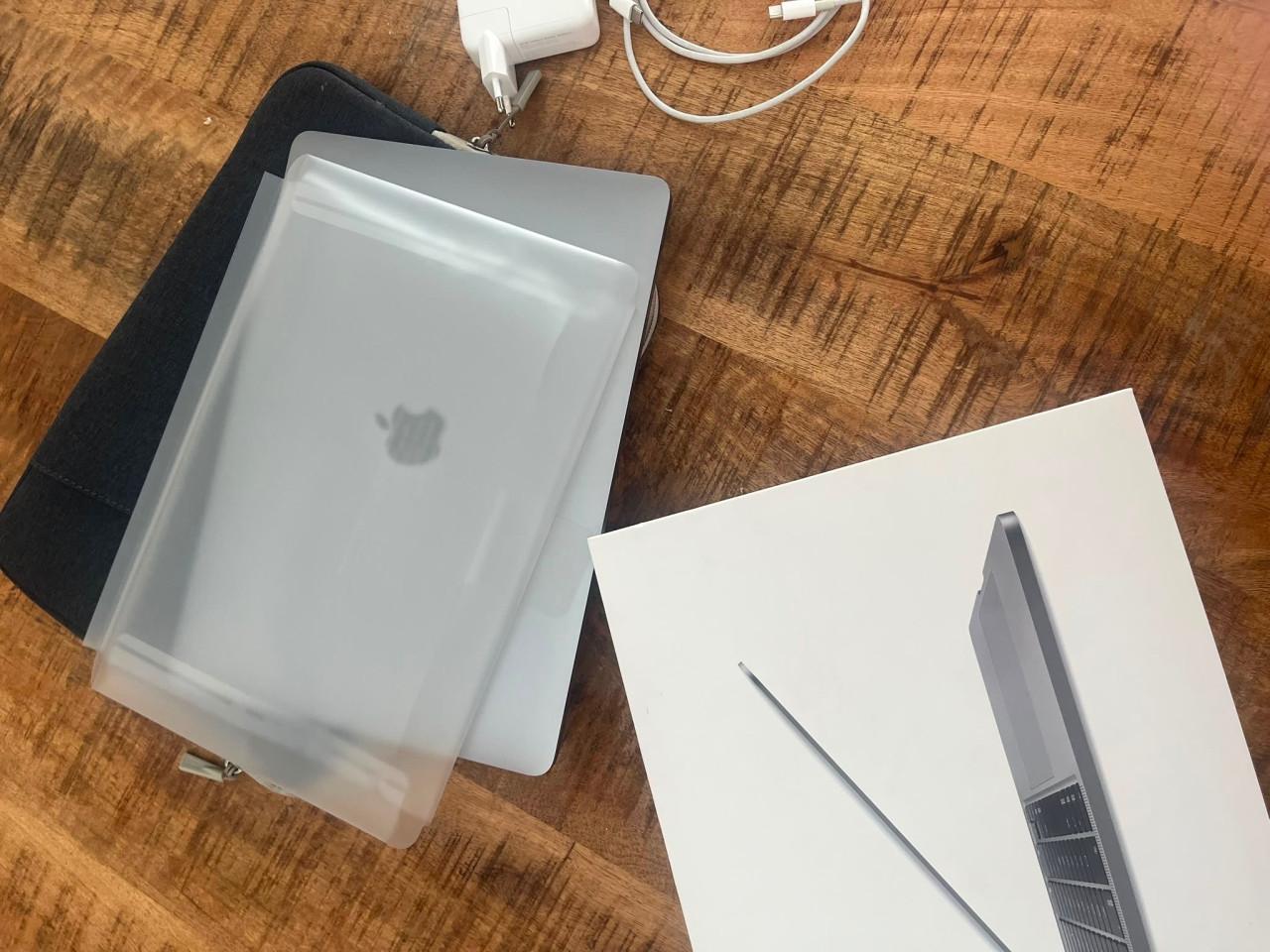 MacBook Pro 13” 2020 | i5 | 8GB | 256GB | Touch Bar