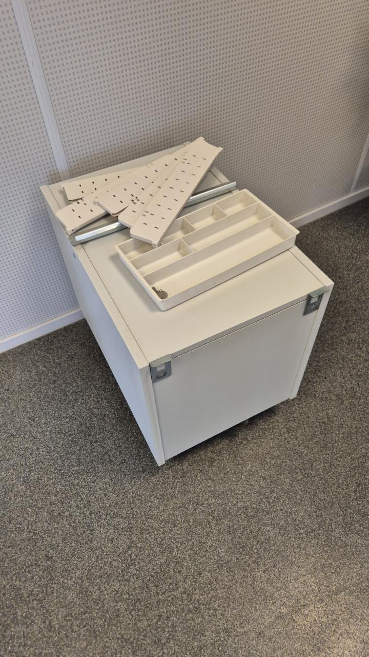 Kantoormeubelen bureau, ladekast, kast