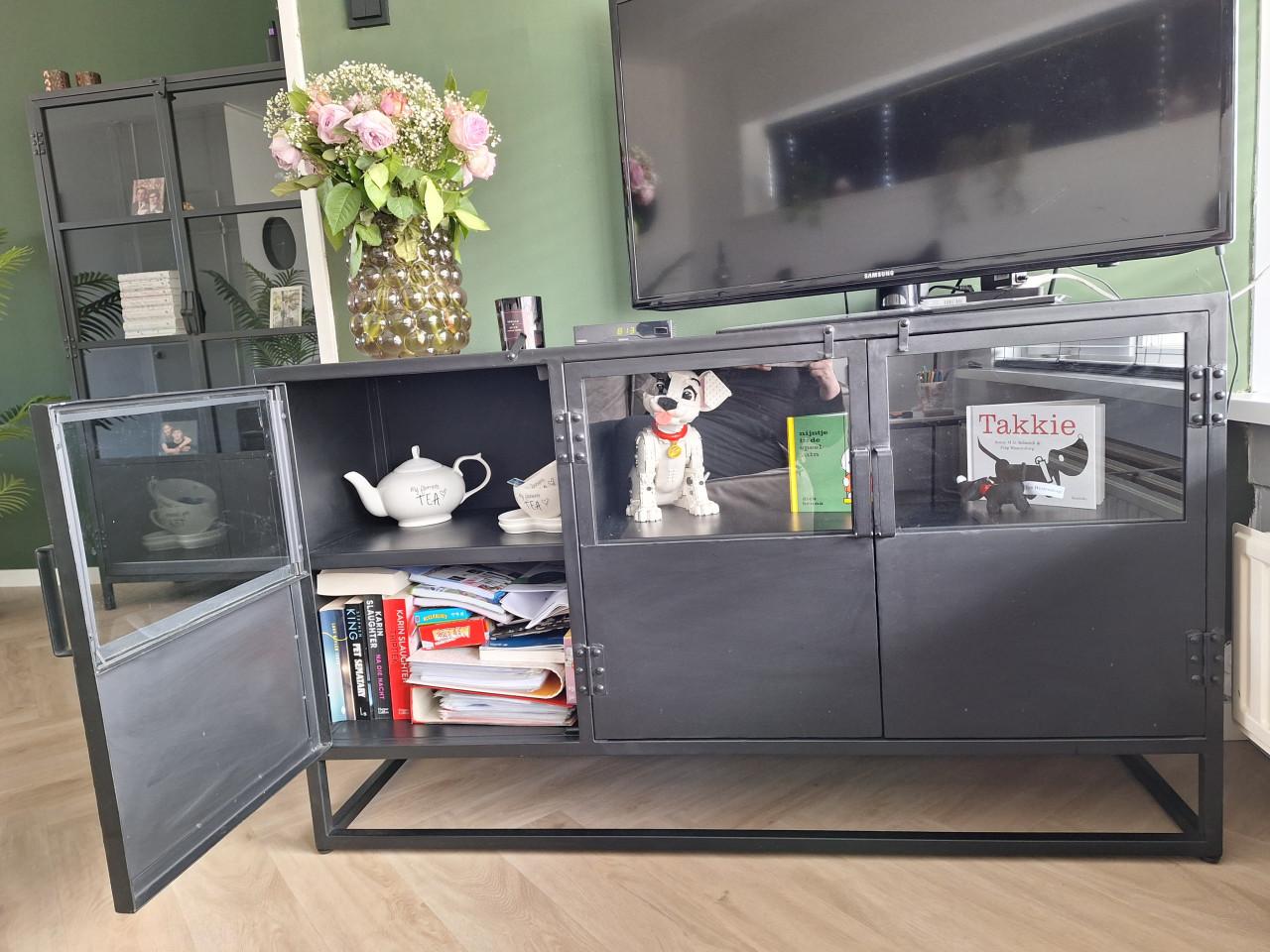 Te koop: metalen dressoir!