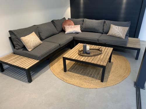 Loungset Alminium met hout en kussens en tafel.