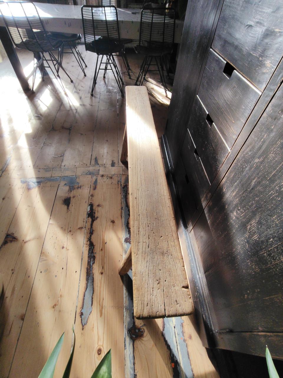 Landelijk houten bankje